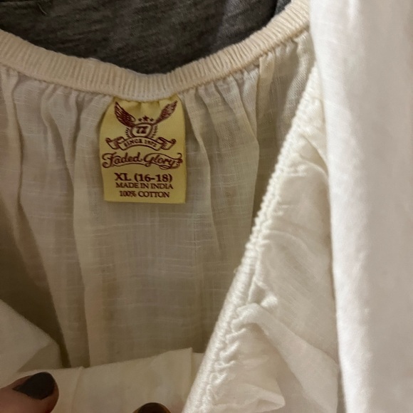 White top with big ruffle top - Picture 2 of 2